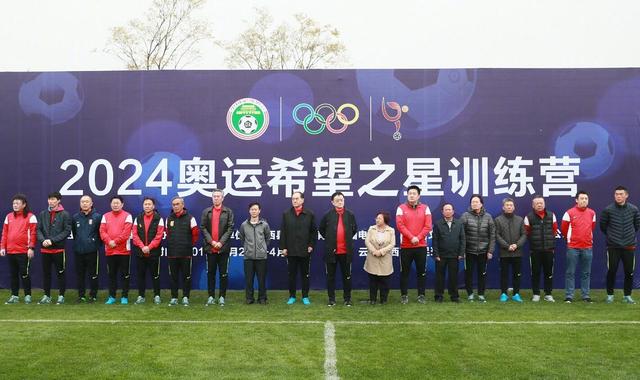 值得一提的是片中穷书生的扮演者井柏然俊朗帅气的形象一出场遍让 Angelababy拍《全球热恋》 阿拉蕾造型性感露腿 2011-04-22 2011年4月22日讯，北京，由《全城热恋》部分人马打造的电影《全球热恋》眼下正在北京热拍，近日记者前往剧组拍摄场地恰逢angelababy与井柏然的一场重头戏。