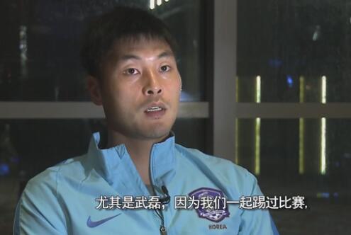 当天身穿卡其色风衣内搭条纹高领衫和牛仔裤，脚踩雪地靴的大S先行下车购物，汪小菲随后也走下豪车，一身笔挺西装，进店配太太购物。