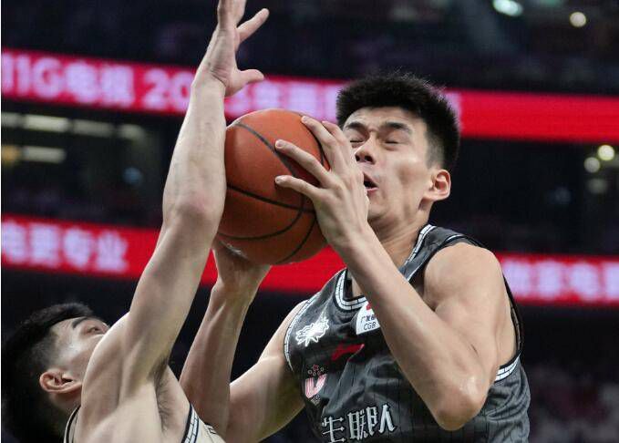 《新·驯龙高手》曝片段 小嗝嗝投喂无牙仔被吐一身 2025-05-20 日前，《驯龙高手》真人版电影《新·驯龙高手》（How to Train Your Dragon）发布正片片段，小嗝嗝（梅森·泰晤士 饰）尝试投喂无牙仔，这条“狗里狗气”的龙，将残羹剩渣又还给了小嗝嗝 真人版《驯龙高手》曝光片场照 拍摄地风光秀丽 2024-02-11 日前，真人版《驯龙高手》主演梅森·泰晤士公布了一张影片的片场照。