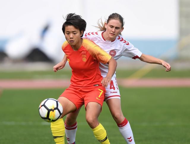 2025-05-02 电影《水饺皇后》根据臧健和女士的真人真事改编，讲述了上世纪70年代青岛姑娘臧健和带着两个女儿被迫流落他乡，为求生存的她只能在湾仔码头卖起水饺，从一个小摊起家最终将水饺销往世界各地的故事。