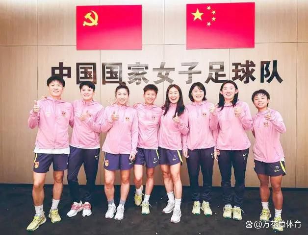 李冰冰在参与好莱坞巨制《变形金刚4：绝迹重生》和《生化危机》系列之后，备受美国电影圈关注，被此次峰会授予2013年度东西方才华奖。
