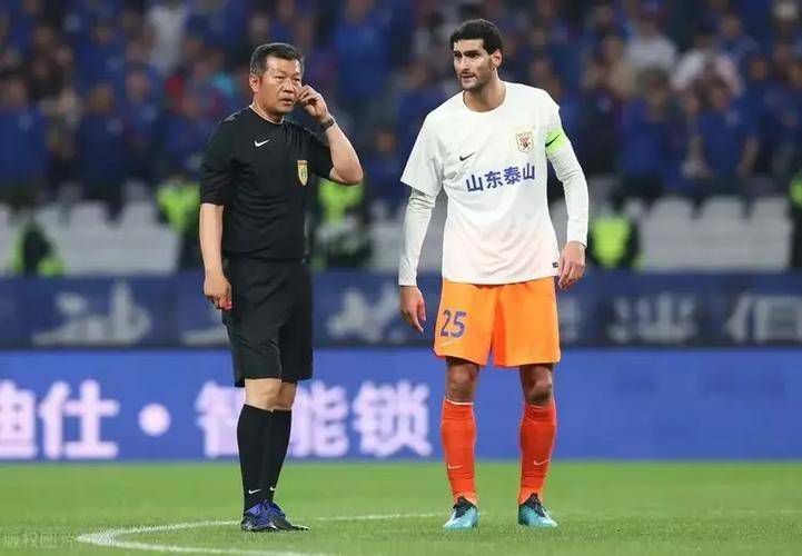 当地时间8月20日，他们在蒙特利尔的公园里牵手出现。