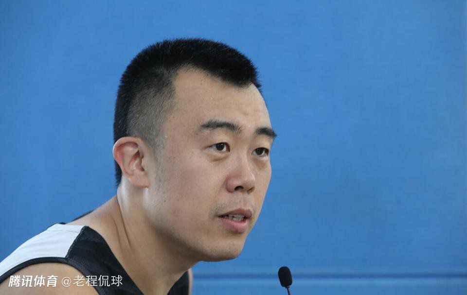 章若楠小黑裙现身 双马尾发型俏皮可爱 2021-10-13 10月13日，章若楠现身某活动现场，她身穿一袭小黑裙，搭配双马尾发型，酷飒又可爱。