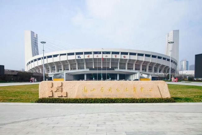 为庆祝中国共产党成立100周年，本届电影节特别设置“百年、摇篮、冰雪”三个关键词为本届的特色主题，其中“百年”这一特色主题 荒牧伸志撑《船长哈洛克》首映 三浦春马帅气亮相 2013-09-05 当地时间9月3日，第70届威尼斯电影节，电影《船长哈洛克》（Space Pirate Captain Harlock）首映。