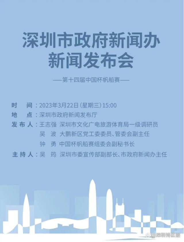 产后2个月的海莉，一袭浅灰色阔版西装，搭配安克拉红色领带和手包亮相，时髦又知性。