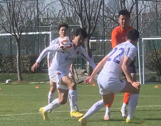 时间：2025.05.17 ： 作者：秋枫 ： 《日暮·归乡》：重溯那段被岁月尘封的乡愁史诗 时长：08:00 ：电影网 展开 《日暮·归乡》：重溯那段被岁月尘封的乡愁史诗收起 时长：08:00建议WIFI下打开 专稿 作为首部记录中国台湾老兵生存现状的电影，《日暮·归乡》揭开了六位老兵离开故土漂泊至中国台湾，想家而难回的血泪过往。