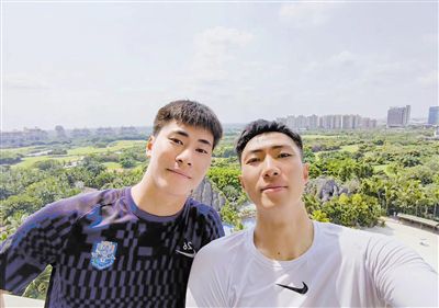 今后，山P将以单飞形式从事演出活动，锦户亮则专注于另外一支偶像组合“关8”的演出活动。