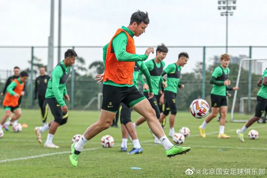 霍建华、林心如合体秀恩爱，林心如美艳动人，两人脸上洋溢幸福微笑。