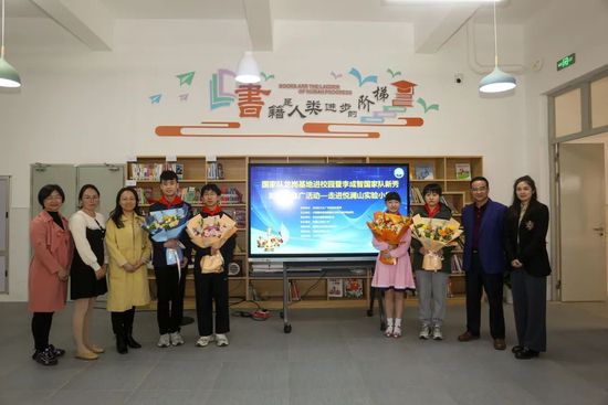 从这些剧照上，我们能看出整部影片其实恢弘，而且布景精致，充满了自然主义的格调。