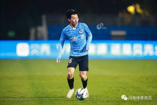 杨幂来上海拍广告，深夜出现在机场的她穿着宽大风衣，把肚子给遮得严严实实，看不出怀孕迹象。