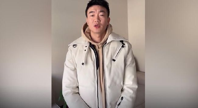 他和导演相视而笑，默契十足。
