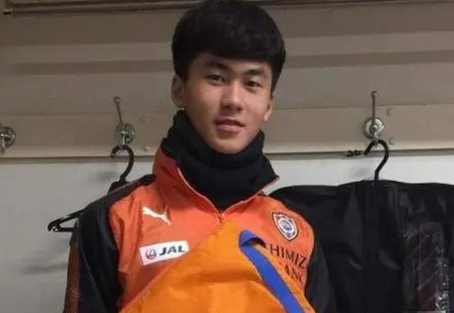 舞蹈生脱裤子撅着打屁股
