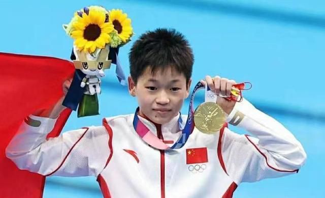 从剧照中可以看出柯南的扮演着杰森·莫玛与“州长阿诺”年轻时比较，虽然身材有些干瘪，但是眼神犀利，动作力度感十足。