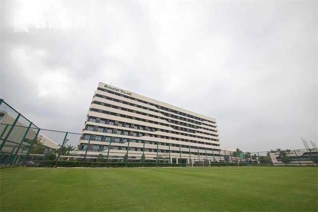 电影《他其实没那么喜欢你》无情地剖开了爱情光鲜外表下的种种迷雾与真相，这些故事不仅展现了爱情中的多样性和不确定性，也在提醒着我们在爱情的世界里，保持自我觉醒和成长至关重要。