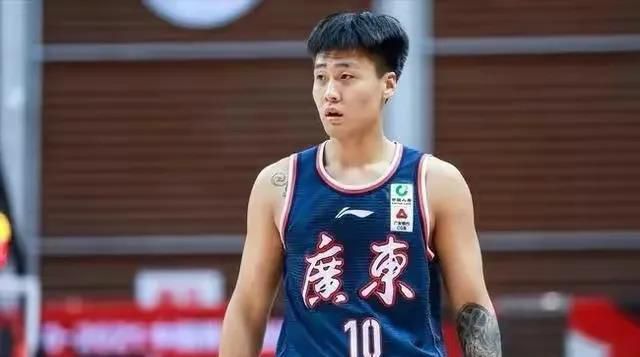 红毯上，一边是性感的搭档，一边是结发娇妻，“左拥右抱”的凯奇，十分令人羡慕！