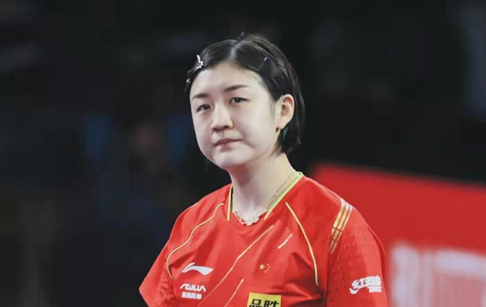 一袭乌黑的头发自然垂顺，妆容精致，侧颜睫毛卷翘。