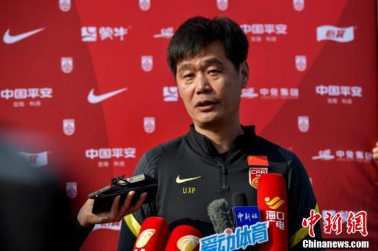 成龙携景甜等主创与影迷互动，成龙大哥跪地接小影迷送来的花，亲民范十足。