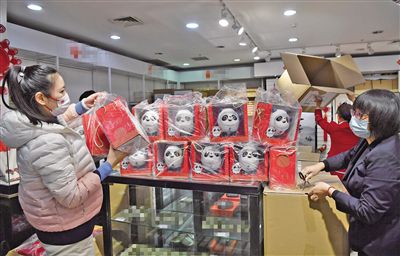 《指环王：护戒使者》日票房收416万，重映票房超4400万，中国市场总票房破亿。