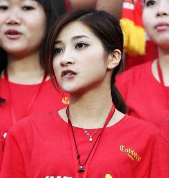 丹尼尔·克雷格饰演的侦探努瓦·布兰克一改短发干练的形象，在这一部中蓄起了长发和胡须。