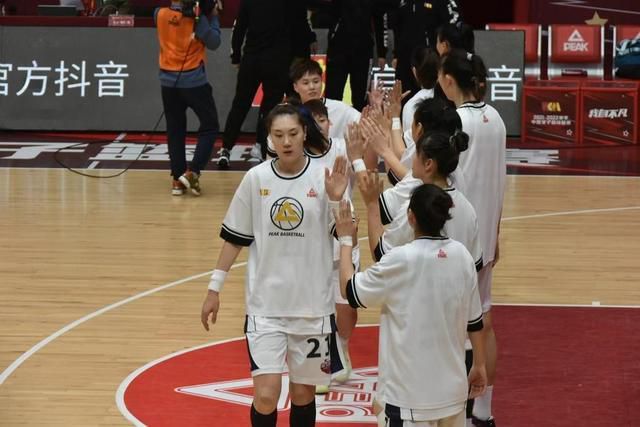 ” 刘威葳、耿乐首度联袂 正式签署《双人床条约》 2011-08-29 由刘威葳、耿乐主演的电影《双人床条约》已于近日正式开机拍摄，二人在片中饰演一对关系特殊的夫妻，并签署了独特的“双人床条约”。