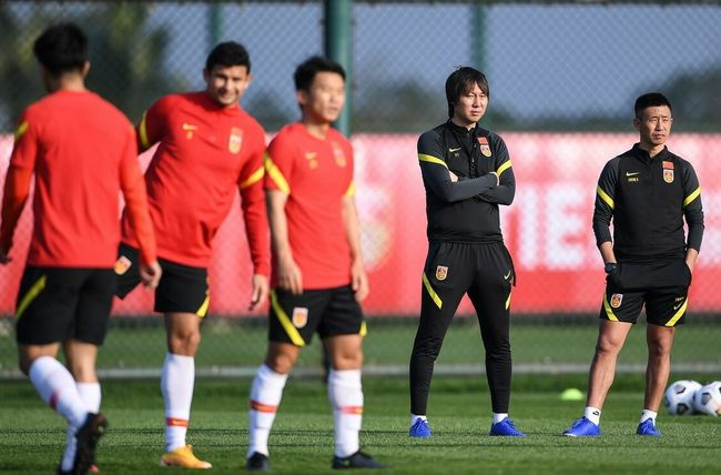 杰拉德·巴特勒、尼可拉·科斯特-瓦尔道均身着西服套装帅气现 吸血鬼、“鸟拉屎” 约翰尼·德普奇葩银幕形象 2013-09-30 约翰尼·德普的粉丝多得数不清，如果问起来他演过的角色，能记起来的，是杰克船长，还是剪刀手爱德华，是巧克力工厂的威利·旺卡，还是《爱丽丝梦游仙境》里的疯帽子。