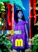 在他的身后，是一只体型巨大，牙齿也巨大的鲨鱼。