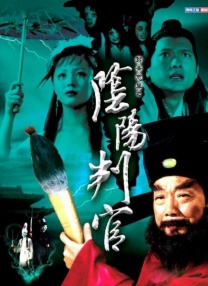 夜幕下，赵丽颖身穿一袭白色露肩荷叶边短裙，披肩长卷发上别着黄色鲜花，手拿烤串对着镜头微笑，甜美又俏皮。