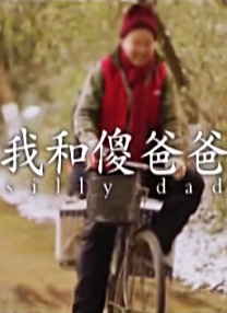 她身穿红色格子裙化身制服甜姐，烈焰红唇尽显妖娆，现场和自己蜡像比俏，还与粉丝合影大玩亲民。