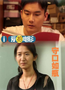 怀中小七（哈珀·赛雯·贝克汉姆）身穿小碎花罩衫，左顾右盼呆萌惹人爱。