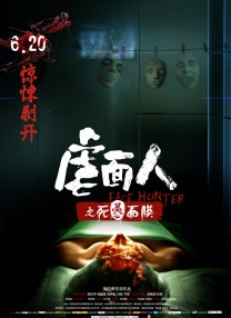 ”当天身着电影主角同款斗篷造型的高女士也是“备战群”群友之一。