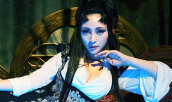 寄托浓浓乡愁的经典歌曲《故乡的云》与《外婆的澎湖湾》分别由周深及来自香港、台湾的王丹妮、明道、邱胜翊等青年唱响，彼此共同承载的音乐记忆为这份跨越时空的思念注入新的生命力；