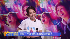 助理上去用手遮挡 ，险些造成纠纷。